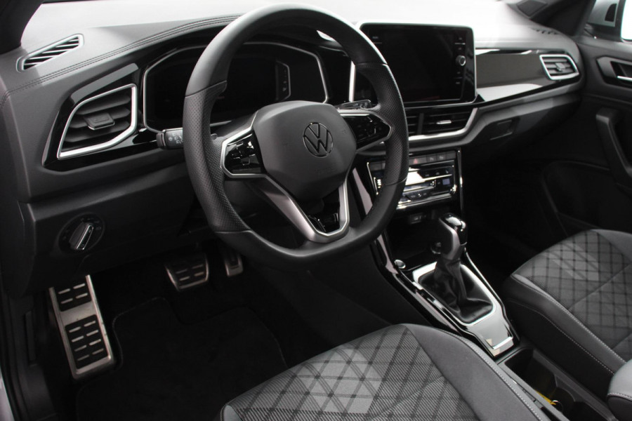 Volkswagen T-Roc 1.5 TSI 150pk DSG R-Line | Navigatie | Apple Carplay/Android Auto | Parkeersensoren | Camera | Blind Spot Assist | Adaptive Cruise Control | Elektrische achterklep | Stoel- en stuurverwarming | Climate Control | Ledverlichting | Virtual Cockpit