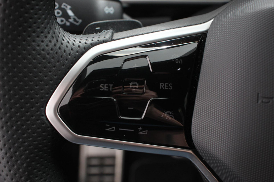 Volkswagen T-Roc 1.5 TSI 150pk DSG R-Line | Navigatie | Apple Carplay/Android Auto | Parkeersensoren | Camera | Blind Spot Assist | Adaptive Cruise Control | Elektrische achterklep | Stoel- en stuurverwarming | Climate Control | Ledverlichting | Virtual Cockpit