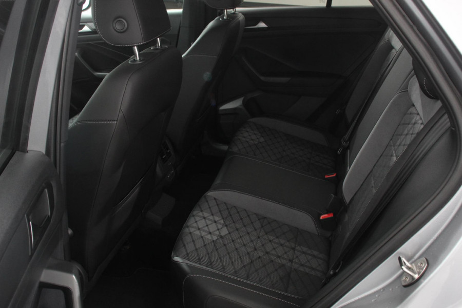 Volkswagen T-Roc 1.5 TSI 150pk DSG R-Line | Navigatie | Apple Carplay/Android Auto | Parkeersensoren | Camera | Blind Spot Assist | Adaptive Cruise Control | Elektrische achterklep | Stoel- en stuurverwarming | Climate Control | Ledverlichting | Virtual Cockpit