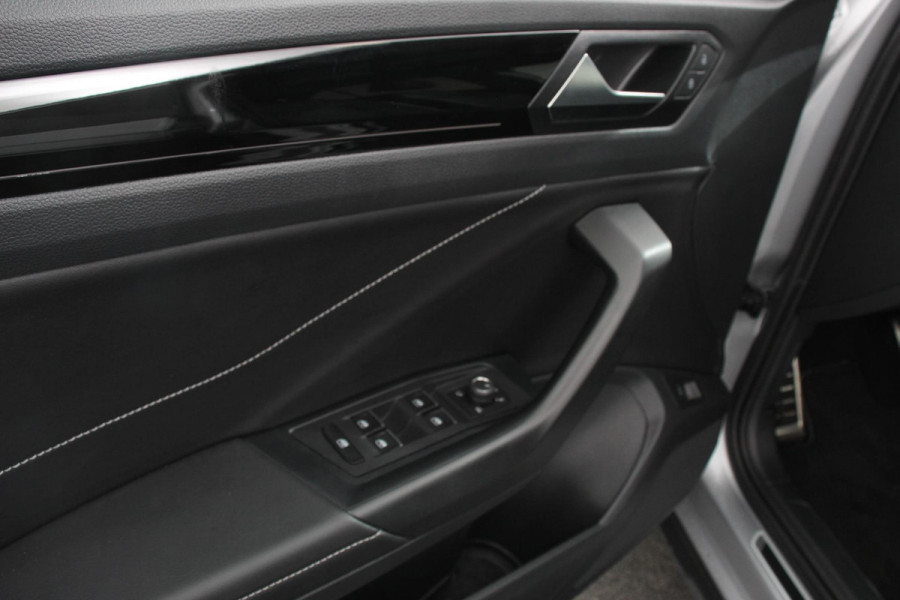 Volkswagen T-Roc 1.5 TSI 150pk DSG R-Line | Navigatie | Apple Carplay/Android Auto | Parkeersensoren | Camera | Blind Spot Assist | Adaptive Cruise Control | Elektrische achterklep | Stoel- en stuurverwarming | Climate Control | Ledverlichting | Virtual Cockpit