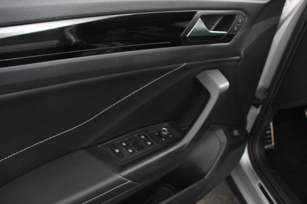 Volkswagen T-Roc 1.5 TSI 150pk DSG R-Line | Navigatie | Apple Carplay/Android Auto | Parkeersensoren | Camera | Blind Spot Assist | Adaptive Cruise Control | Elektrische achterklep | Stoel- en stuurverwarming | Climate Control | Ledverlichting | Virtual Cockpit
