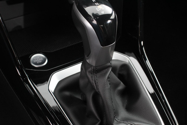 Volkswagen T-Roc 1.5 TSI 150pk DSG R-Line | Navigatie | Apple Carplay/Android Auto | Parkeersensoren | Camera | Blind Spot Assist | Adaptive Cruise Control | Elektrische achterklep | Stoel- en stuurverwarming | Climate Control | Ledverlichting | Virtual Cockpit