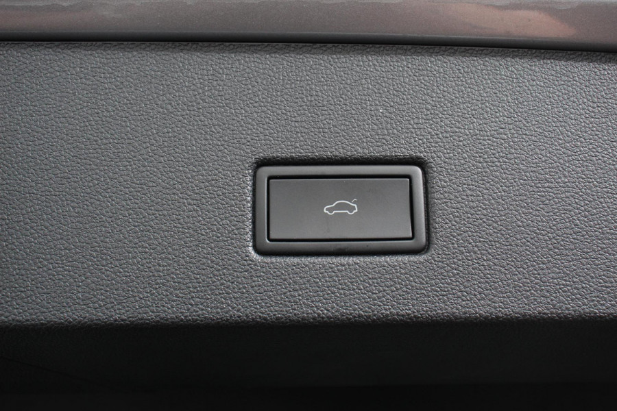 Volkswagen T-Roc 1.5 TSI 150pk DSG R-Line | Navigatie | Apple Carplay/Android Auto | Parkeersensoren | Camera | Blind Spot Assist | Adaptive Cruise Control | Elektrische achterklep | Stoel- en stuurverwarming | Climate Control | Ledverlichting | Virtual Cockpit