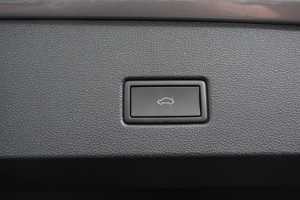 Volkswagen T-Roc 1.5 TSI 150pk DSG R-Line | Navigatie | Apple Carplay/Android Auto | Parkeersensoren | Camera | Blind Spot Assist | Adaptive Cruise Control | Elektrische achterklep | Stoel- en stuurverwarming | Climate Control | Ledverlichting | Virtual Cockpit