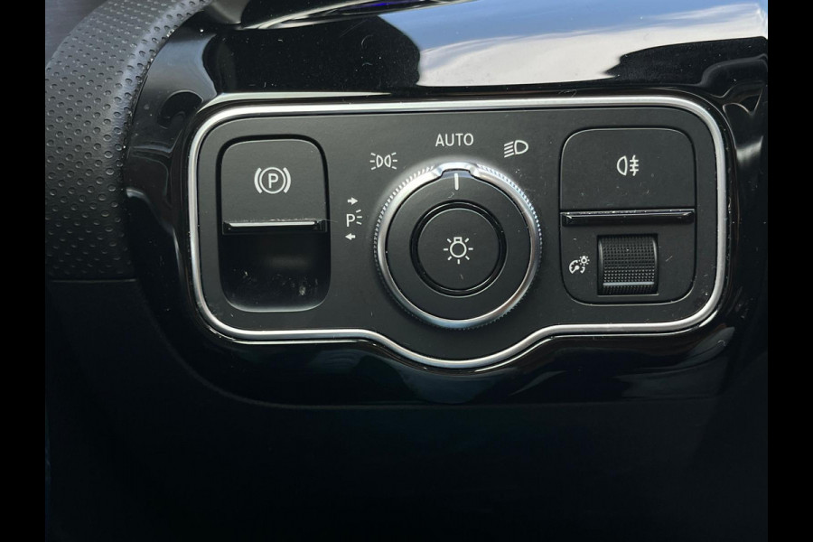 Mercedes-Benz A-Klasse 180 Business Solution AMG panorama dak night sfeer licht vol vol