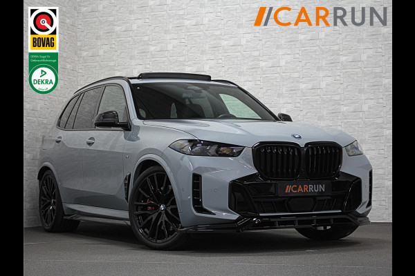 BMW X5 50e M-Sport Pro | M-Performance Stoelen | Achterasbesturing | Carbon | ACC | Panorama | 360 Camera | Soft-Close | Head-Up | M-Gordels | Trekhaak | Harman-Kardon | 22 inch | Individual Leder | Stoelventilatie | Stoelverwarming V+A | Keyless-Entry | Memory | Stuurverwarming | Iconic-Glow | Rij-Assist Pro | Beker Koeling & Verwarming | Zonwering |