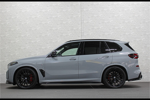 BMW X5 50e M-Sport Pro | M-Performance Stoelen | Achterasbesturing | Carbon | ACC | Panorama | 360 Camera | Soft-Close | Head-Up | M-Gordels | Trekhaak | Harman-Kardon | 22 inch | Individual Leder | Stoelventilatie | Stoelverwarming V+A | Keyless-Entry | Memory | Stuurverwarming | Iconic-Glow | Rij-Assist Pro | Beker Koeling & Verwarming | Zonwering |