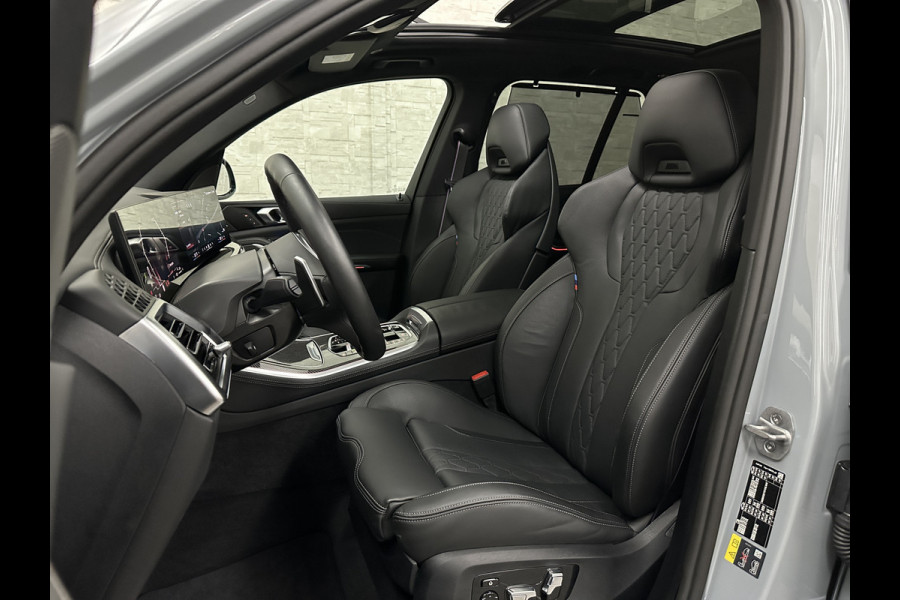 BMW X5 50e M-Sport Pro | M-Performance Stoelen | Achterasbesturing | Carbon | ACC | Panorama | 360 Camera | Soft-Close | Head-Up | M-Gordels | Trekhaak | Harman-Kardon | 22 inch | Individual Leder | Stoelventilatie | Stoelverwarming V+A | Keyless-Entry | Memory | Stuurverwarming | Iconic-Glow | Rij-Assist Pro | Beker Koeling & Verwarming | Zonwering |