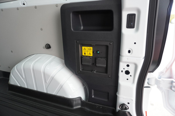 Ford E-Transit Cust. 320L L2H1 Limited 65 kWh Automaat met POWERPACK Nr. V019 | Airco | Cruise | Apple CP- Android auto | Trekhaak