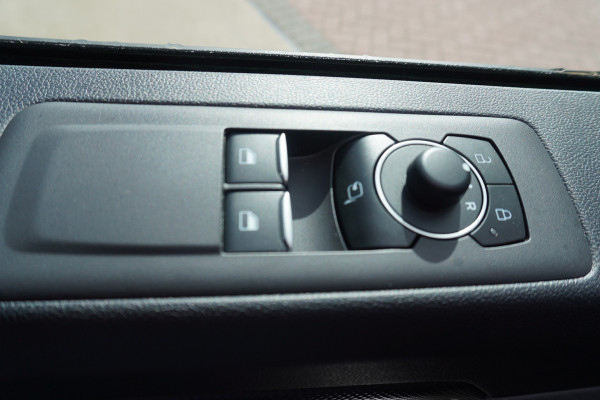 Ford E-Transit Cust. 320L L2H1 Limited 65 kWh Automaat met POWERPACK Nr. V044 | Airco | Cruise | Apple CP- Android auto | Trekhaak