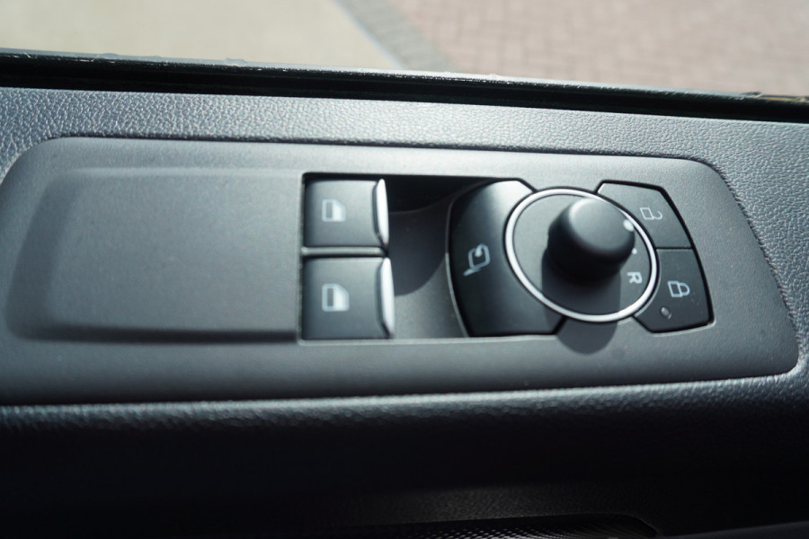 Ford E-Transit Cust. 320L L2H1 Limited 65 kWh Automaat met POWERPACK Nr. V053 | Airco | Cruise | Apple CP- Android auto | Trekhaak