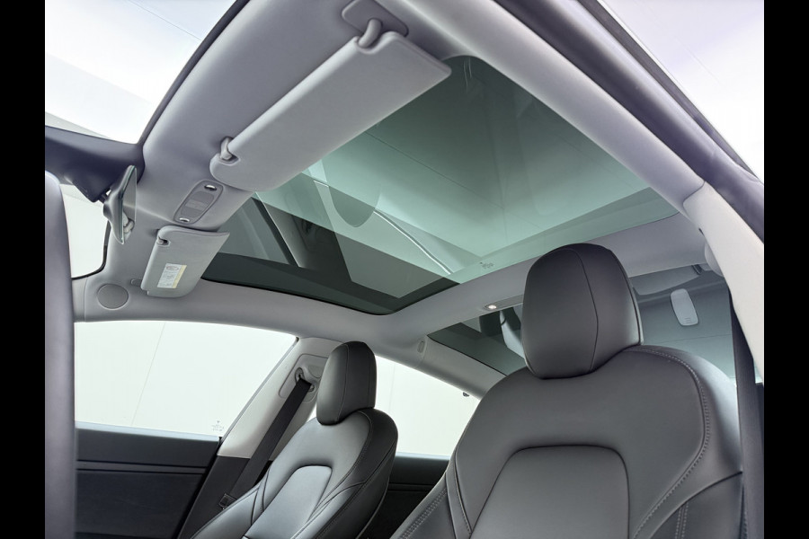 Tesla Model 3 SR+ 325PK LFP-Accu Trekhaak AutoPilot Leer Pano-Dak Adaptive Cruise Lmv 18" Camera's Elektr.-Stuur+Stoelen+Spiegels+Geheugen+Eas SOH 87% Ecc Navi Led DAB Voorverwarmen interieur via App Keyless One-Pedal-Drive 1.000KG Trekgewicht 1e Eigenaar Origineel Nederlandse Auto Fabrieksgarantie op Accu en Motor tot 10-12-2028/160.000km LFP accu dus 100% opladen !