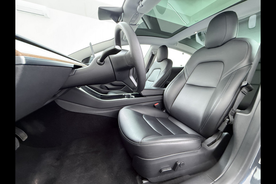 Tesla Model 3 SR+ 325PK LFP-Accu Trekhaak AutoPilot Leer Pano-Dak Adaptive Cruise Lmv 18" Camera's Elektr.-Stuur+Stoelen+Spiegels+Geheugen+Eas SOH 87% Ecc Navi Led DAB Voorverwarmen interieur via App Keyless One-Pedal-Drive 1.000KG Trekgewicht 1e Eigenaar Origineel Nederlandse Auto Fabrieksgarantie op Accu en Motor tot 10-12-2028/160.000km LFP accu dus 100% opladen !
