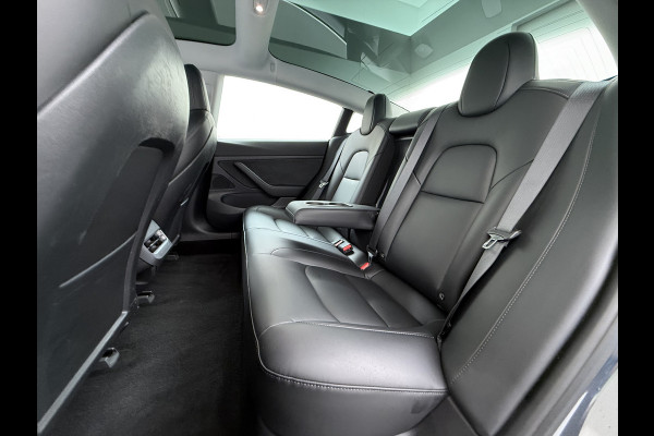 Tesla Model 3 SR+ 325PK LFP-Accu Trekhaak AutoPilot Leer Pano-Dak Adaptive Cruise Lmv 18" Camera's Elektr.-Stuur+Stoelen+Spiegels+Geheugen+Eas SOH 87% Ecc Navi Led DAB Voorverwarmen interieur via App Keyless One-Pedal-Drive 1.000KG Trekgewicht 1e Eigenaar Origineel Nederlandse Auto Fabrieksgarantie op Accu en Motor tot 10-12-2028/160.000km LFP accu dus 100% opladen !