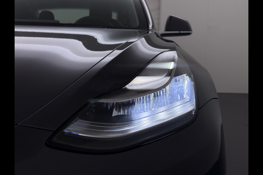 Tesla Model 3 SR+ 325PK LFP-Accu Trekhaak AutoPilot Leer Pano-Dak Adaptive Cruise Lmv 18" Camera's Elektr.-Stuur+Stoelen+Spiegels+Geheugen+Eas SOH 87% Ecc Navi Led DAB Voorverwarmen interieur via App Keyless One-Pedal-Drive 1.000KG Trekgewicht 1e Eigenaar Origineel Nederlandse Auto Fabrieksgarantie op Accu en Motor tot 10-12-2028/160.000km LFP accu dus 100% opladen !