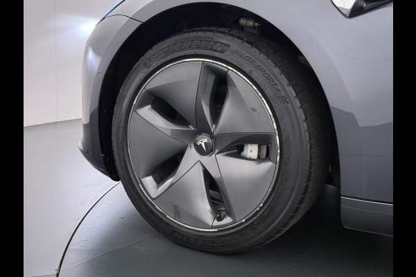 Tesla Model 3 SR+ 325PK LFP-Accu Trekhaak AutoPilot Leer Pano-Dak Adaptive Cruise Lmv 18" Camera's Elektr.-Stuur+Stoelen+Spiegels+Geheugen+Eas SOH 87% Ecc Navi Led DAB Voorverwarmen interieur via App Keyless One-Pedal-Drive 1.000KG Trekgewicht 1e Eigenaar Origineel Nederlandse Auto Fabrieksgarantie op Accu en Motor tot 10-12-2028/160.000km LFP accu dus 100% opladen !