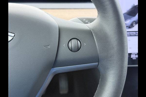 Tesla Model 3 SR+ 325PK LFP-Accu Trekhaak AutoPilot Leer Pano-Dak Adaptive Cruise Lmv 18" Camera's Elektr.-Stuur+Stoelen+Spiegels+Geheugen+Eas SOH 87% Ecc Navi Led DAB Voorverwarmen interieur via App Keyless One-Pedal-Drive 1.000KG Trekgewicht 1e Eigenaar Origineel Nederlandse Auto Fabrieksgarantie op Accu en Motor tot 10-12-2028/160.000km LFP accu dus 100% opladen !