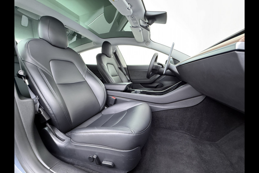 Tesla Model 3 SR+ 325PK LFP-Accu Trekhaak AutoPilot Leer Pano-Dak Adaptive Cruise Lmv 18" Camera's Elektr.-Stuur+Stoelen+Spiegels+Geheugen+Eas SOH 87% Ecc Navi Led DAB Voorverwarmen interieur via App Keyless One-Pedal-Drive 1.000KG Trekgewicht 1e Eigenaar Origineel Nederlandse Auto Fabrieksgarantie op Accu en Motor tot 10-12-2028/160.000km LFP accu dus 100% opladen !