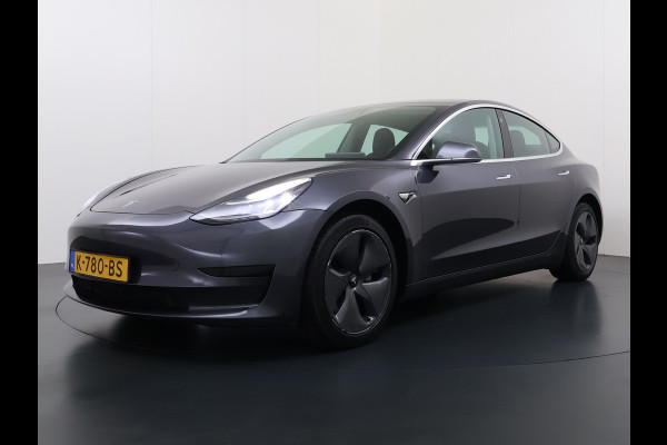 Tesla Model 3 SR+ 325PK LFP-Accu Trekhaak AutoPilot Leer Pano-Dak Adaptive Cruise Lmv 18" Camera's Elektr.-Stuur+Stoelen+Spiegels+Geheugen+Eas SOH 87% Ecc Navi Led DAB Voorverwarmen interieur via App Keyless One-Pedal-Drive 1.000KG Trekgewicht 1e Eigenaar Origineel Nederlandse Auto Fabrieksgarantie op Accu en Motor tot 10-12-2028/160.000km LFP accu dus 100% opladen !