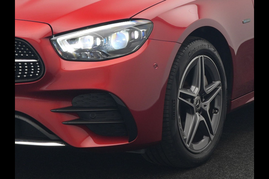 Mercedes-Benz E-Klasse Estate 300 e AMG Line PHEV 320pk | Luchtvering |  Panodak | Trekhaak af Fabriek | Adaptive Cruise | Head Up | Multibeam LED | Lederen Sportstoelen | Widscreen Navi | Sfeerverlichting | Camera |