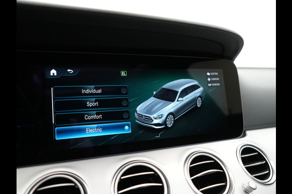 Mercedes-Benz E-Klasse Estate 300 e AMG Line PHEV 320pk | Luchtvering |  Panodak | Trekhaak af Fabriek | Adaptive Cruise | Head Up | Multibeam LED | Lederen Sportstoelen | Widscreen Navi | Sfeerverlichting | Camera |