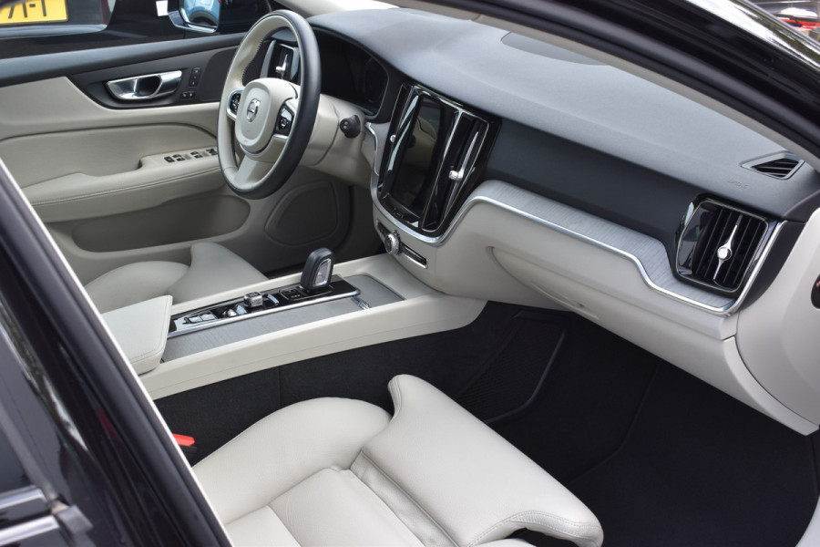 Volvo V60 Cross Country B5 265PK Automaat AWD Pro | Trekhaak | ACC | Blis | Camera | Styling kit | 20"LMV