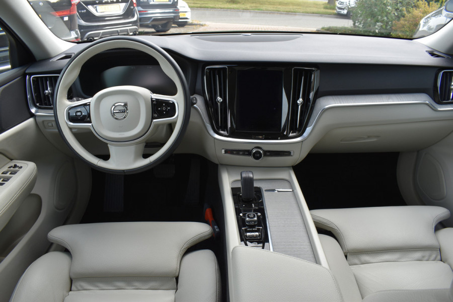 Volvo V60 Cross Country B5 265PK Automaat AWD Pro | Trekhaak | ACC | Blis | Camera | Styling kit | 20"LMV