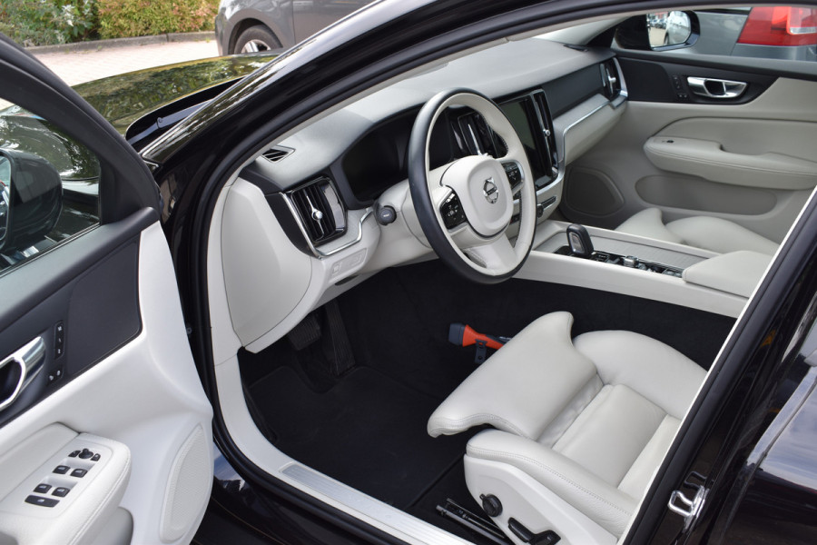 Volvo V60 Cross Country B5 265PK Automaat AWD Pro | Trekhaak | ACC | Blis | Camera | Styling kit | 20"LMV