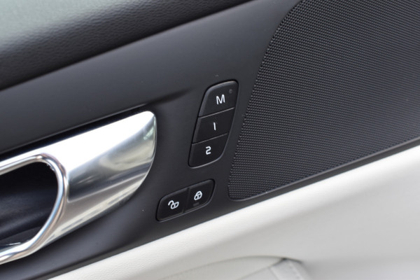 Volvo V60 Cross Country B5 265PK Automaat AWD Pro | Trekhaak | ACC | Blis | Camera | Styling kit | 20"LMV