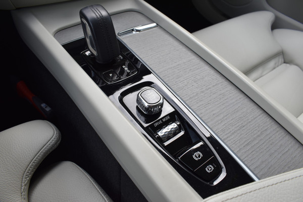 Volvo V60 Cross Country B5 265PK Automaat AWD Pro | Trekhaak | ACC | Blis | Camera | Styling kit | 20"LMV