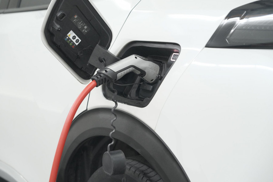 Peugeot e-2008 EV GT 50 kWh | Camera | Alcantara Pakket | Adaptieve Cruise Control | Stoelverwarming | Dodehoekdetectie