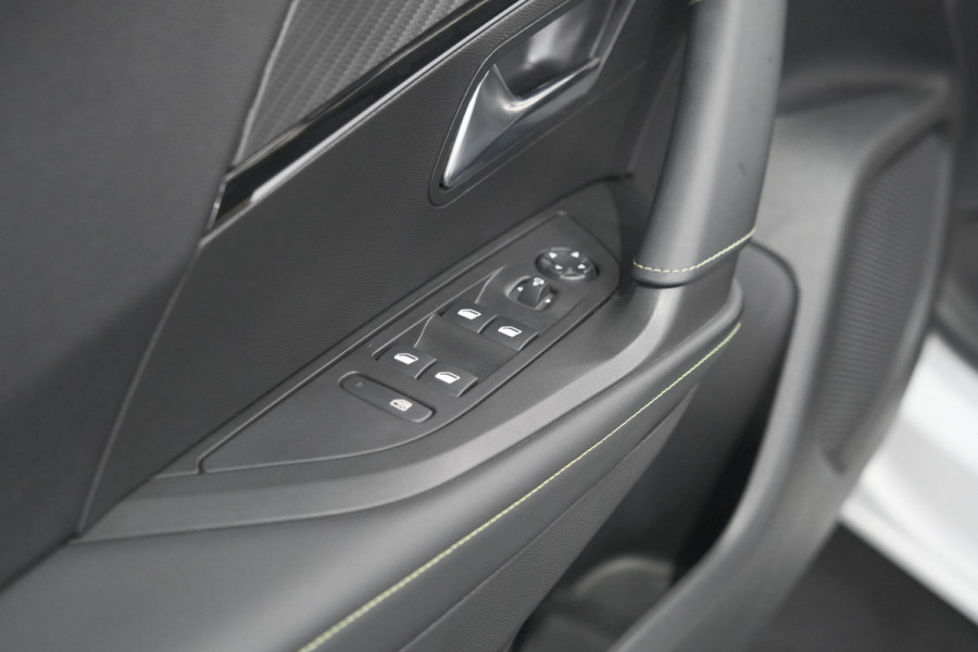 Peugeot e-2008 EV GT 50 kWh | Camera | Alcantara Pakket | Adaptieve Cruise Control | Stoelverwarming | Dodehoekdetectie