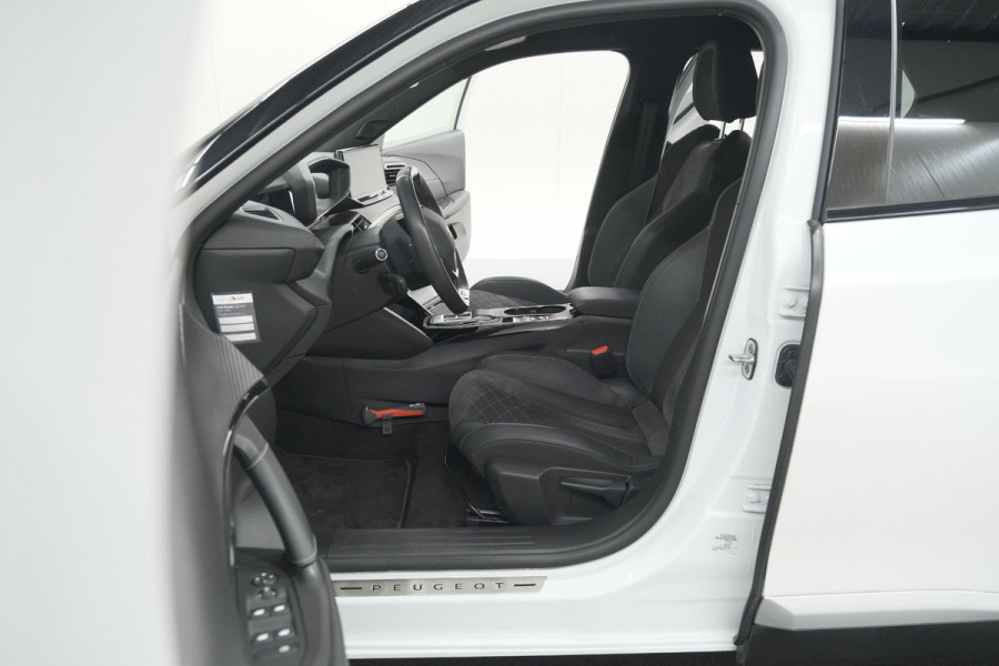 Peugeot e-2008 EV GT 50 kWh | Camera | Alcantara Pakket | Adaptieve Cruise Control | Stoelverwarming | Dodehoekdetectie