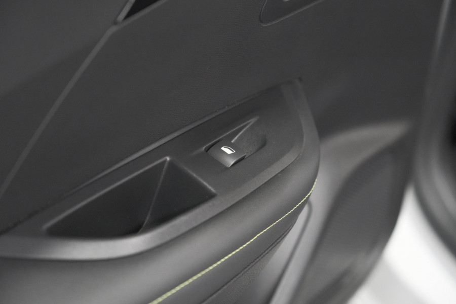Peugeot e-2008 EV GT 50 kWh | Camera | Alcantara Pakket | Adaptieve Cruise Control | Stoelverwarming | Dodehoekdetectie