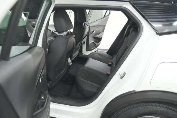 Peugeot e-2008 EV GT 50 kWh | Camera | Alcantara Pakket | Adaptieve Cruise Control | Stoelverwarming | Dodehoekdetectie