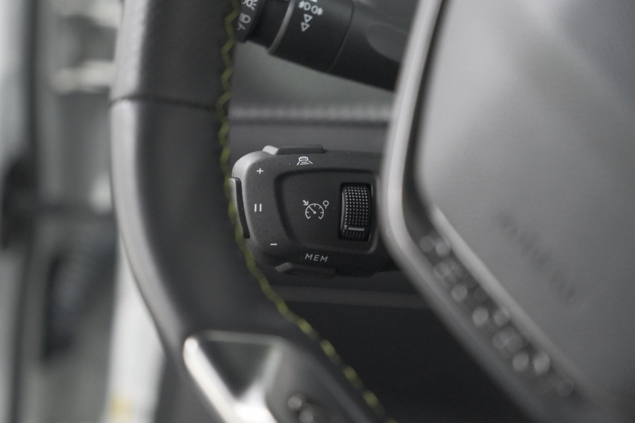 Peugeot e-2008 EV GT 50 kWh | Camera | Alcantara Pakket | Adaptieve Cruise Control | Stoelverwarming | Dodehoekdetectie