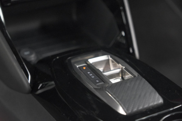 Peugeot e-2008 EV GT 50 kWh | Camera | Alcantara Pakket | Adaptieve Cruise Control | Stoelverwarming | Dodehoekdetectie