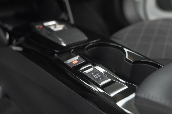 Peugeot e-2008 EV GT 50 kWh | Camera | Alcantara Pakket | Adaptieve Cruise Control | Stoelverwarming | Dodehoekdetectie