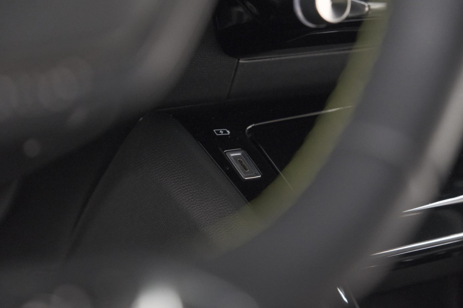 Peugeot e-2008 EV GT 50 kWh | Camera | Alcantara Pakket | Adaptieve Cruise Control | Stoelverwarming | Dodehoekdetectie