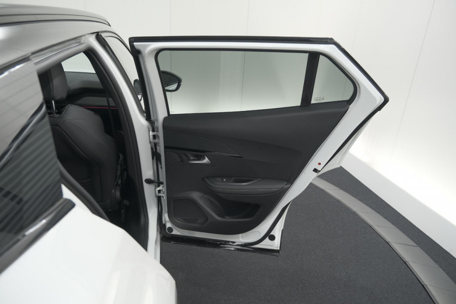 Peugeot e-2008 EV GT 50 kWh | Camera | Alcantara Pakket | Adaptieve Cruise Control | Stoelverwarming | Dodehoekdetectie