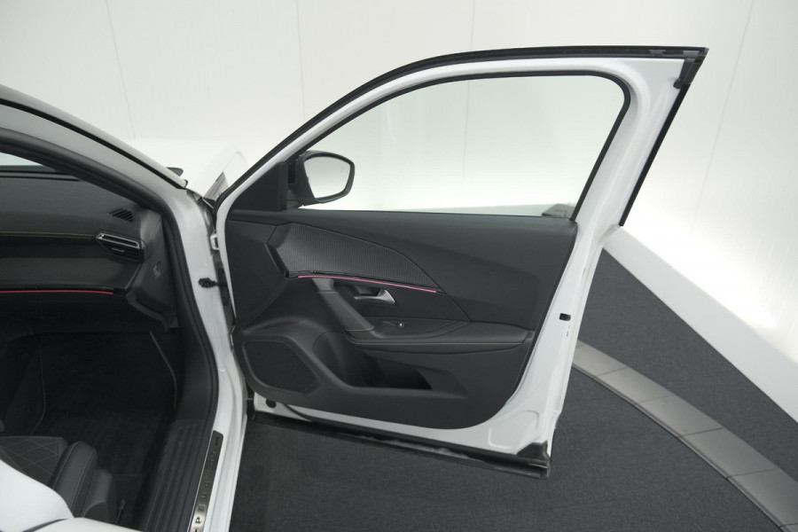 Peugeot e-2008 EV GT 50 kWh | Camera | Alcantara Pakket | Adaptieve Cruise Control | Stoelverwarming | Dodehoekdetectie