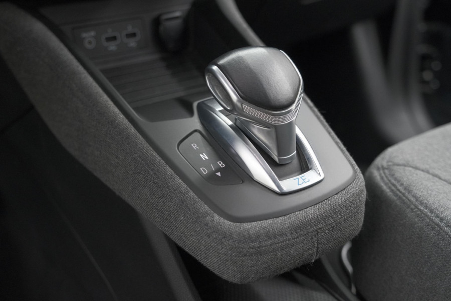 Renault ZOE R110 Life 52 kWh | Koopaccu | 3 Fase | Camera | Apple Carplay | Parkeersensoren