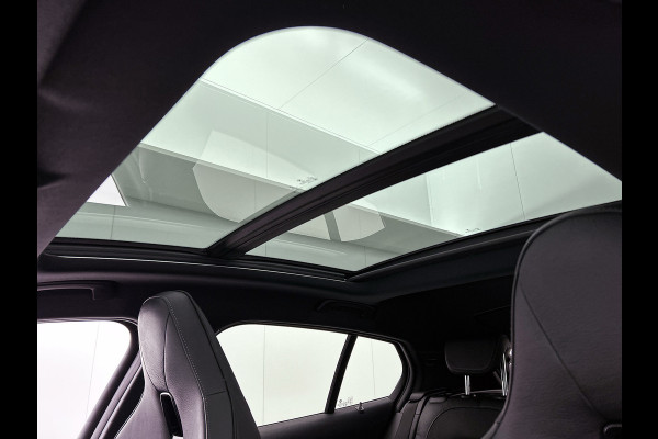 BMW 1-serie M135i xDrive High Executive (Dealer OnderH, Panorama, Stuur Verwarming, StoelV, Schaalstoelen, Navi Pro, PDC, Etc)