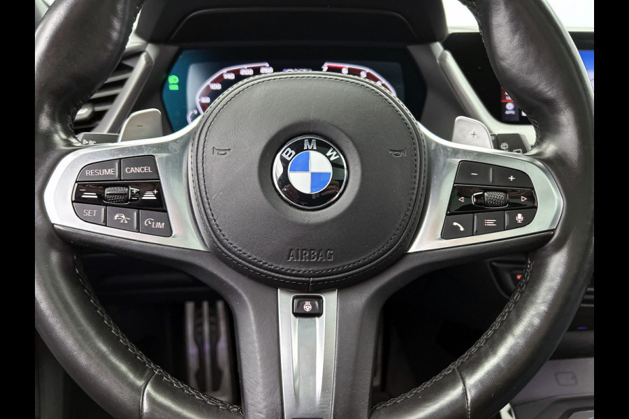 BMW 1-serie M135i xDrive High Executive (Dealer OnderH, Panorama, Stuur Verwarming, StoelV, Schaalstoelen, Navi Pro, PDC, Etc)