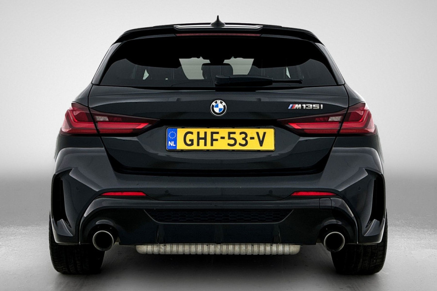 BMW 1-serie M135i xDrive High Executive (Dealer OnderH, Panorama, Stuur Verwarming, StoelV, Schaalstoelen, Navi Pro, PDC, Etc)