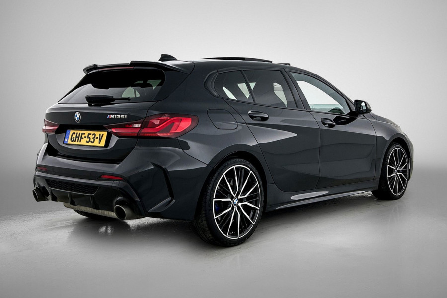 BMW 1-serie M135i xDrive High Executive (Dealer OnderH, Panorama, Stuur Verwarming, StoelV, Schaalstoelen, Navi Pro, PDC, Etc)