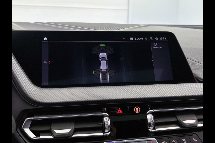 BMW 1-serie M135i xDrive High Executive (Dealer OnderH, Panorama, Stuur Verwarming, StoelV, Schaalstoelen, Navi Pro, PDC, Etc)