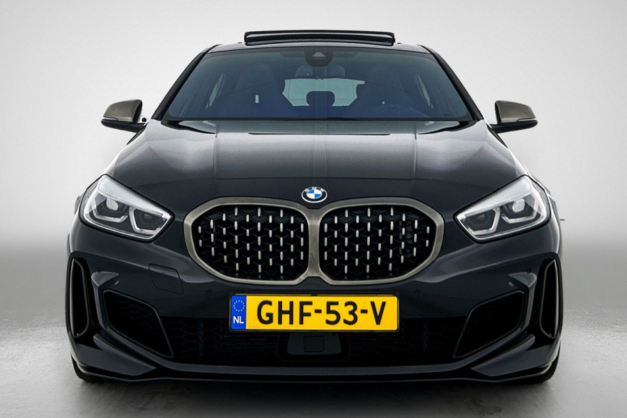 BMW 1-serie M135i xDrive High Executive (Dealer OnderH, Panorama, Stuur Verwarming, StoelV, Schaalstoelen, Navi Pro, PDC, Etc)