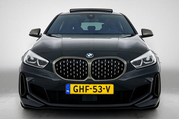 BMW 1-serie M135i xDrive High Executive (Dealer OnderH, Panorama, Stuur Verwarming, StoelV, Schaalstoelen, Navi Pro, PDC, Etc)