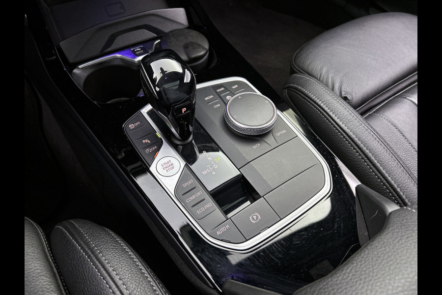 BMW 1-serie M135i xDrive High Executive (Dealer OnderH, Panorama, Stuur Verwarming, StoelV, Schaalstoelen, Navi Pro, PDC, Etc)
